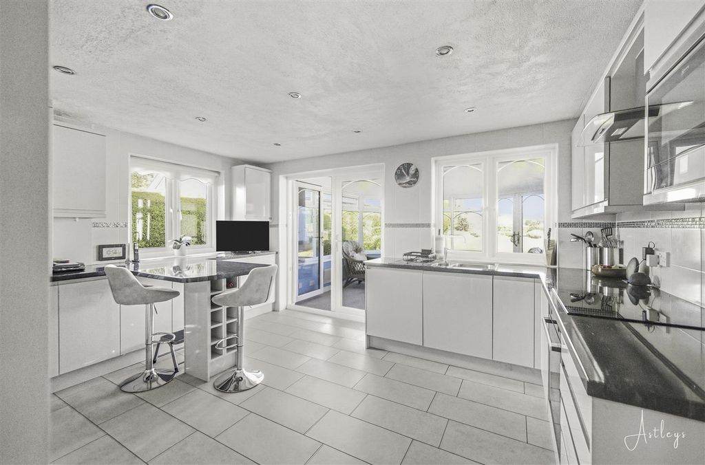 Property photo 2 of 31 Kitchen