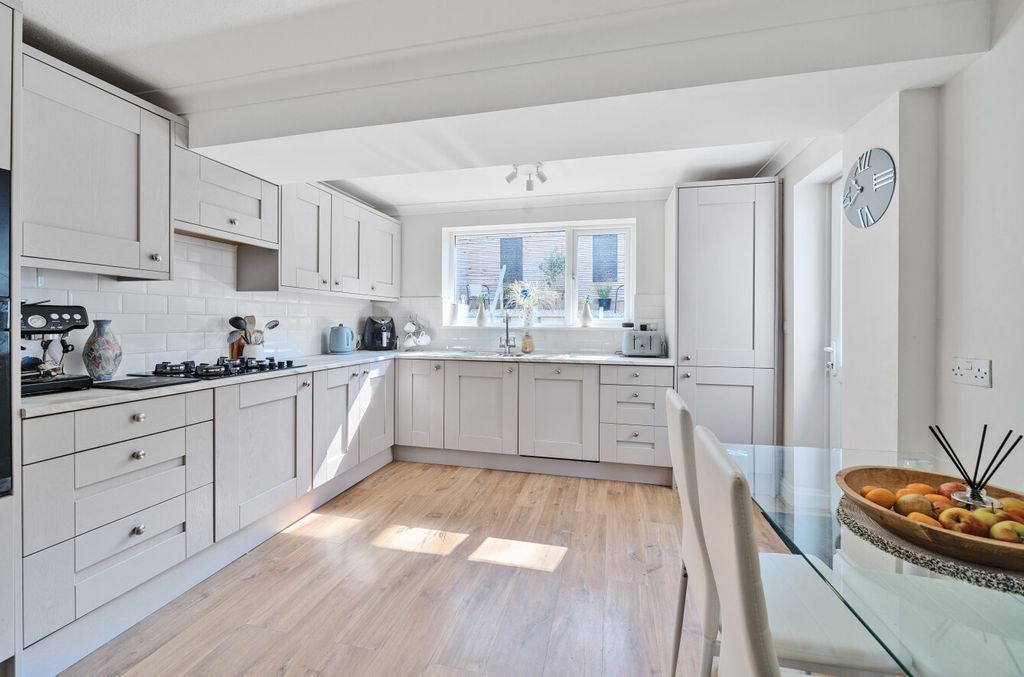 Property photo 2 of 20 20-681E27Cb28E29-...