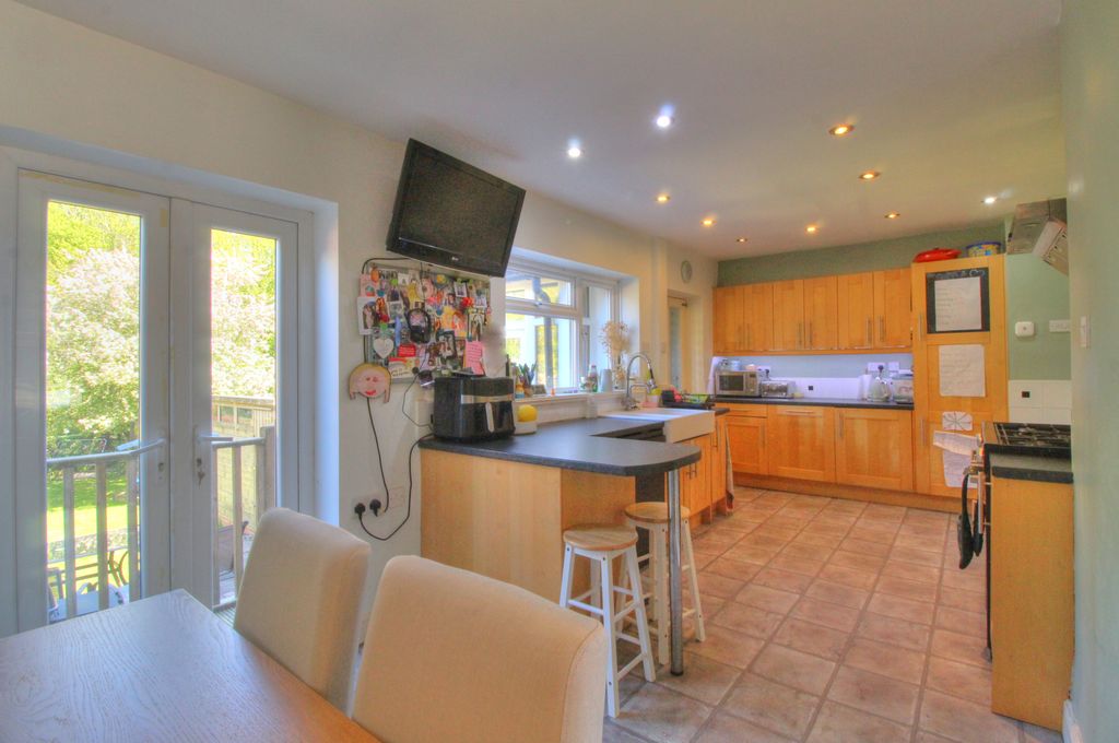 Property photo 3 of 19 Kitchen Diner