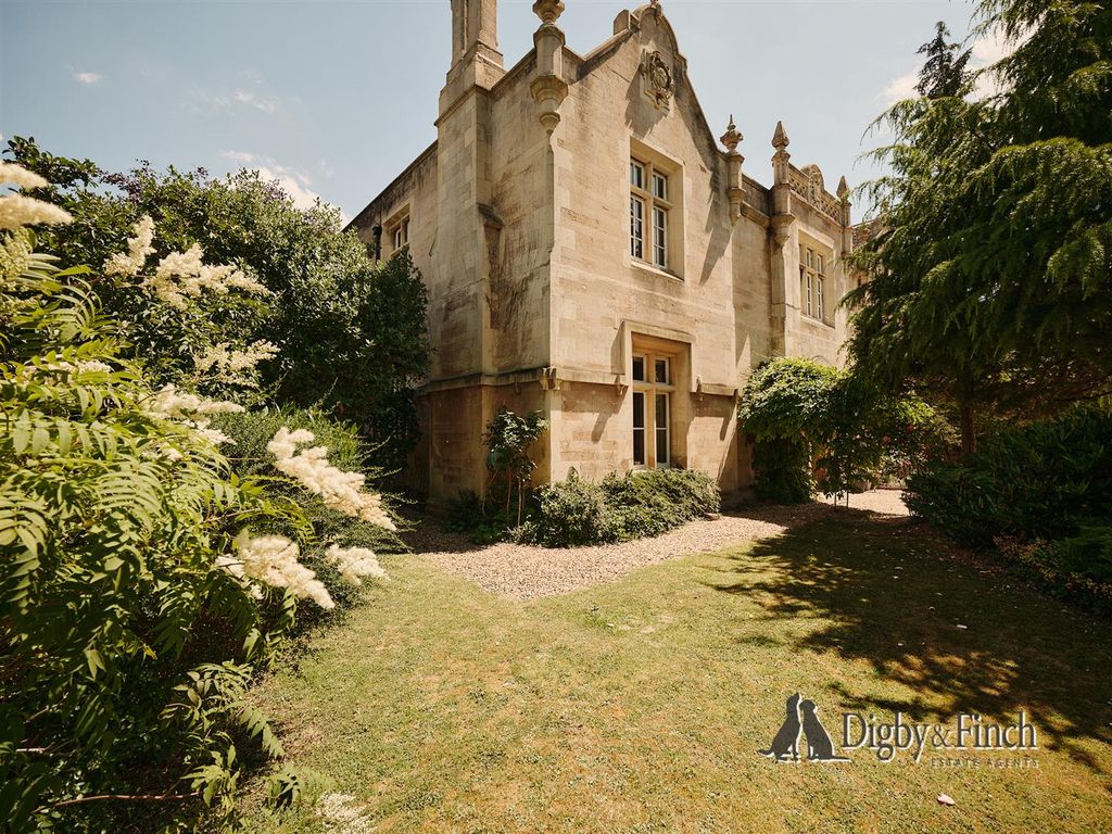 Property photo 2 of 31