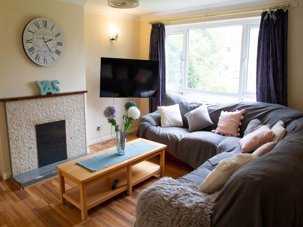 Property photo 1 of 16 Living Room