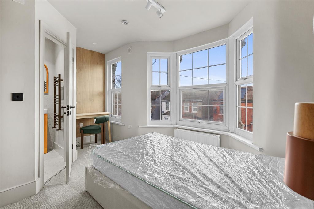 Property photo 3 of 6 Bedroom