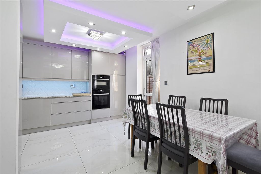 Property photo 3 of 15 12-F2E1Gcpmsc - Bramshurst - Reception   5-Origina