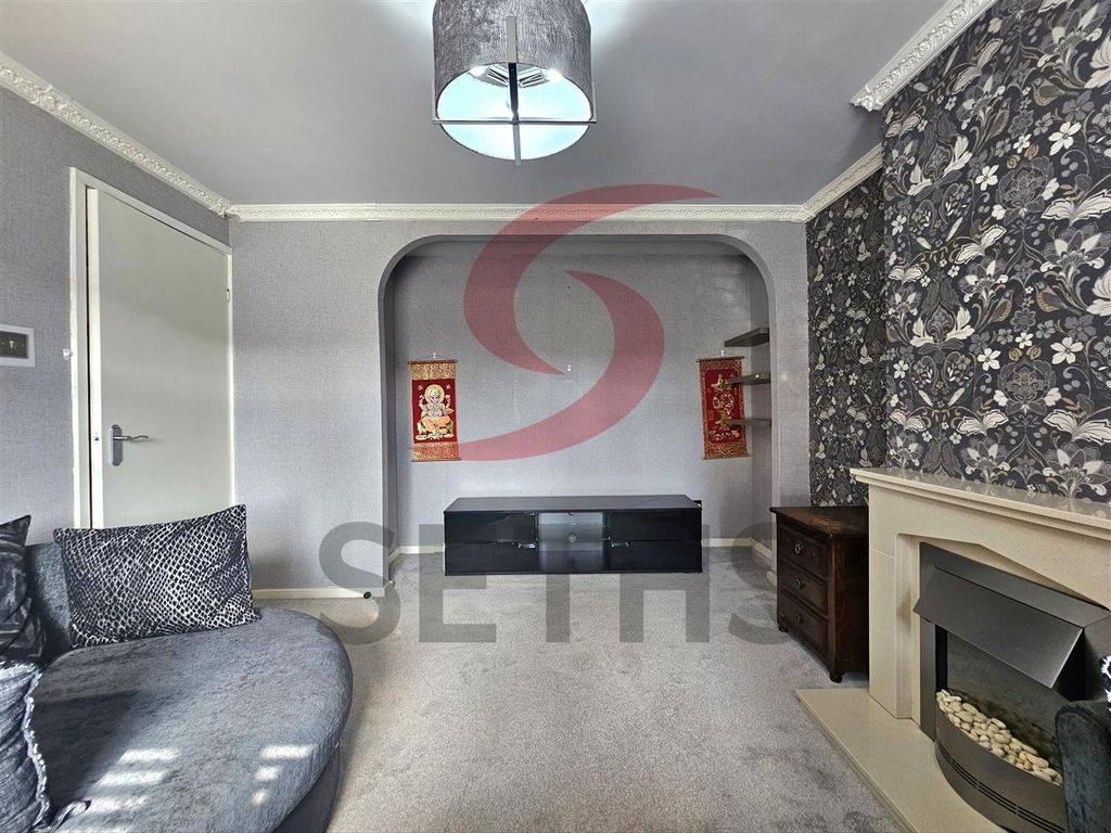 Property photo 3 of 14 Lounge