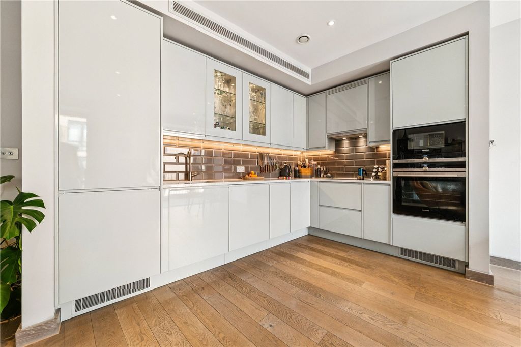 Property photo 2 of 11 Kitchen