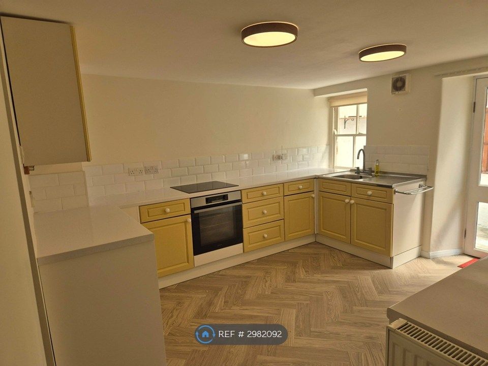 Property photo 3 of 21 Large Light Airy Kitchen