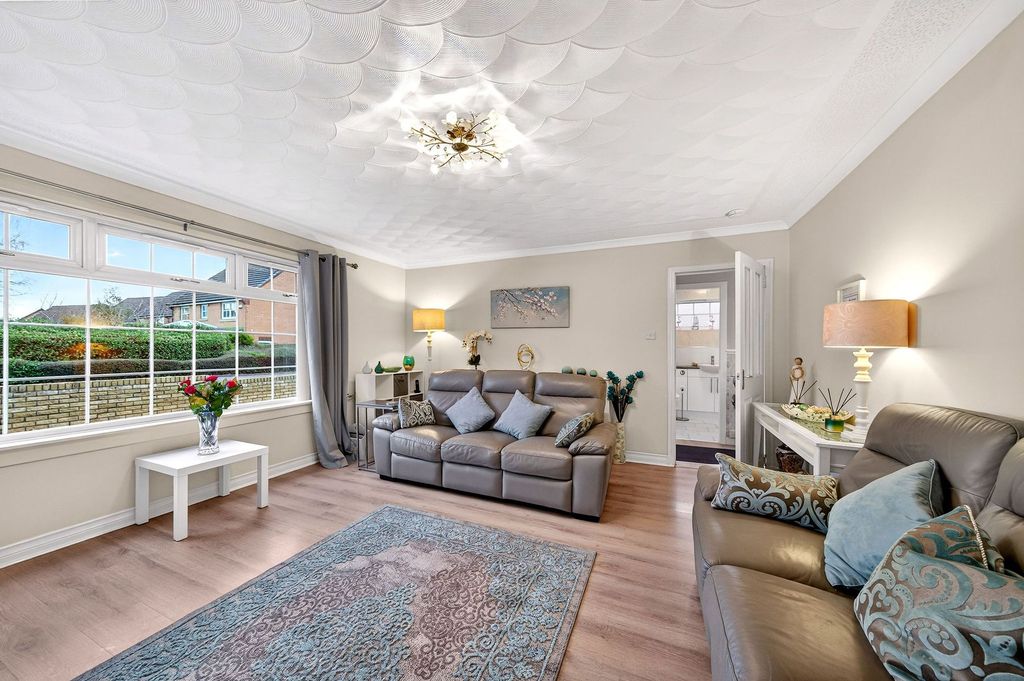 Property photo 3 of 28 Lounge