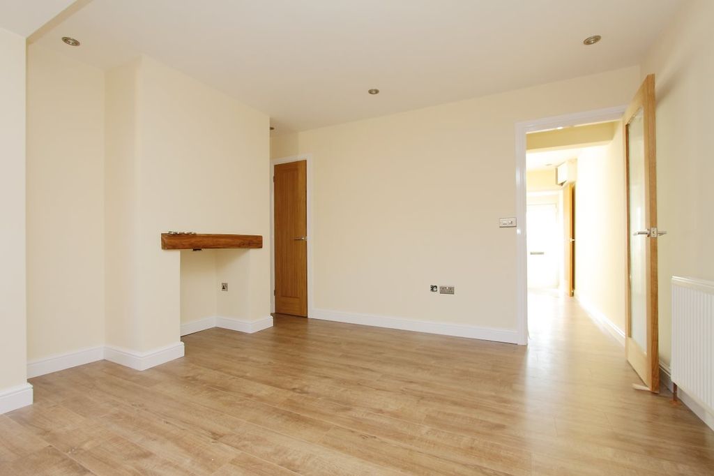 Property photo 3 of 12 23 Eastfield Road Ph10