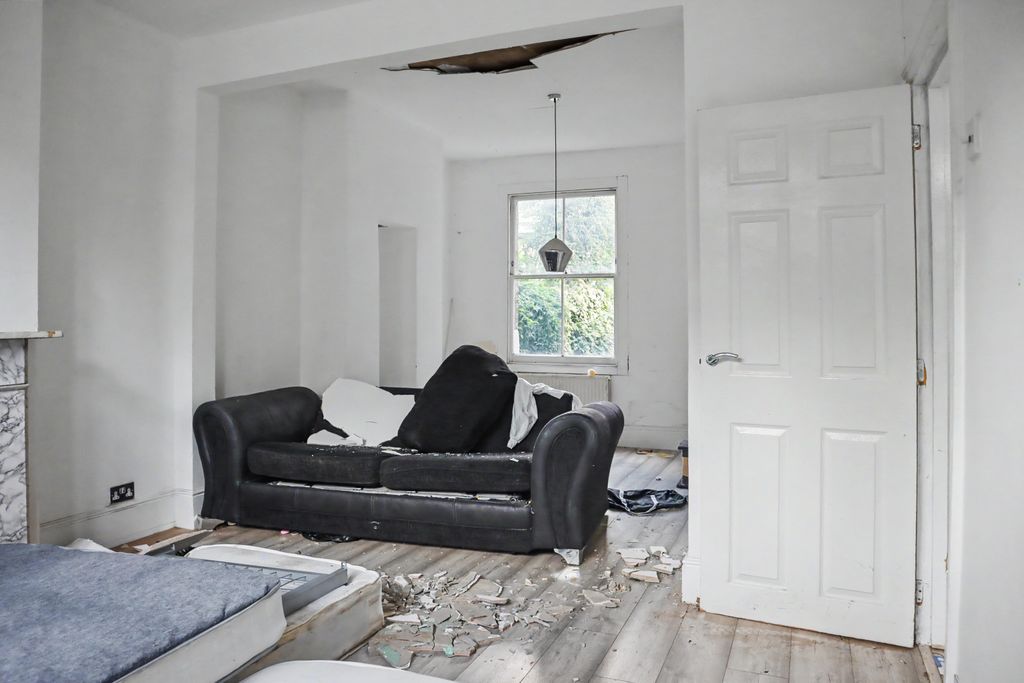 Property photo 3 of 17 92 Robertson Street, Battersea London Sw8 3Tz