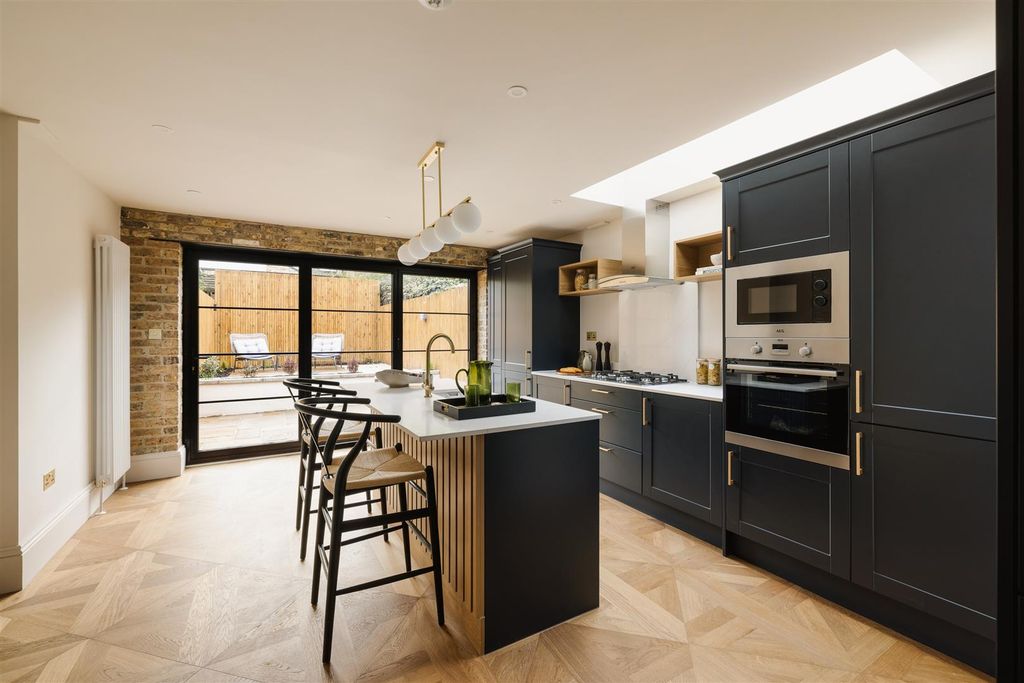 Property photo 2 of 64 Blurton Road, E5