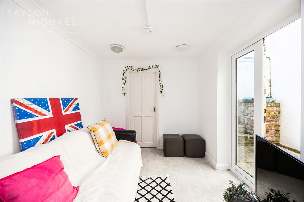 Property photo 2 of 10 Living Room