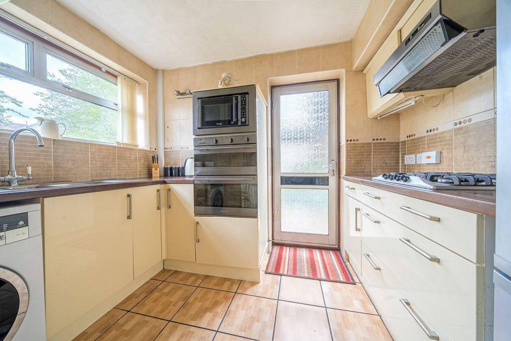 Property photo 3 of 17 Kitchen