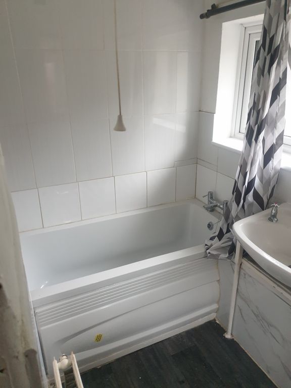 Property photo 3 of 9 Bathroom