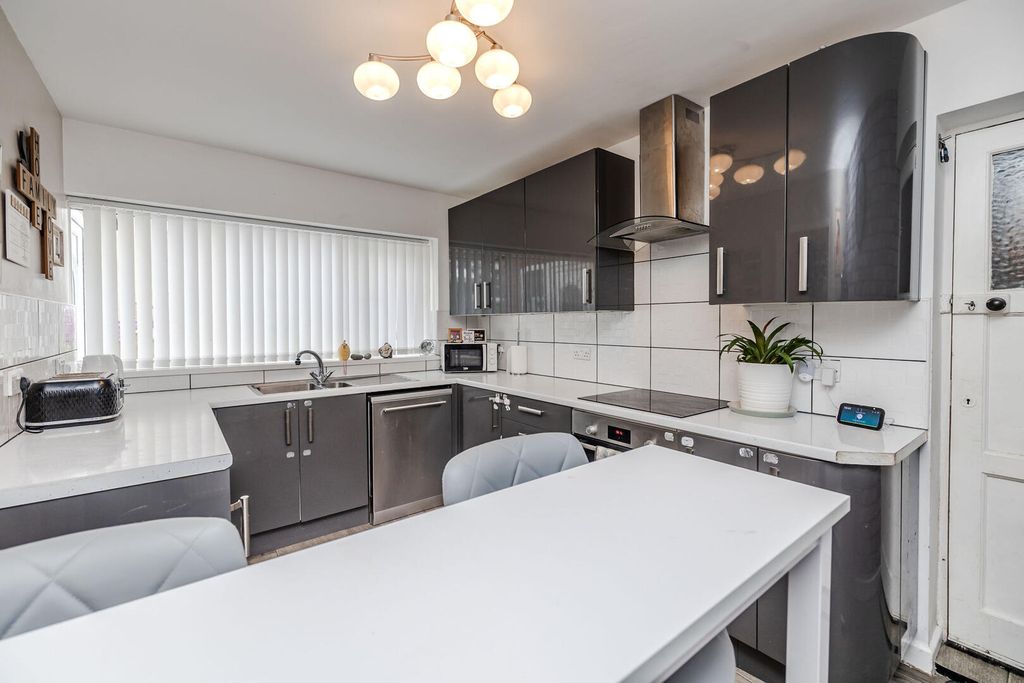 Property photo 3 of 33 Kitchen