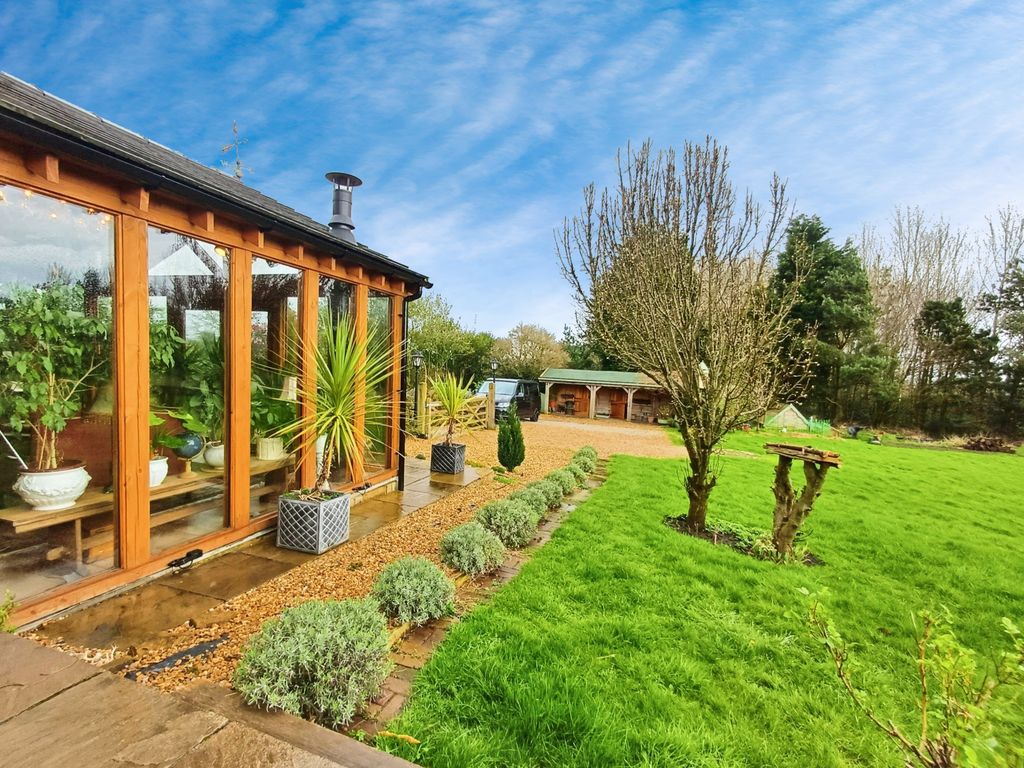 Property photo 3 of 22 Summer Room &amp; Stables