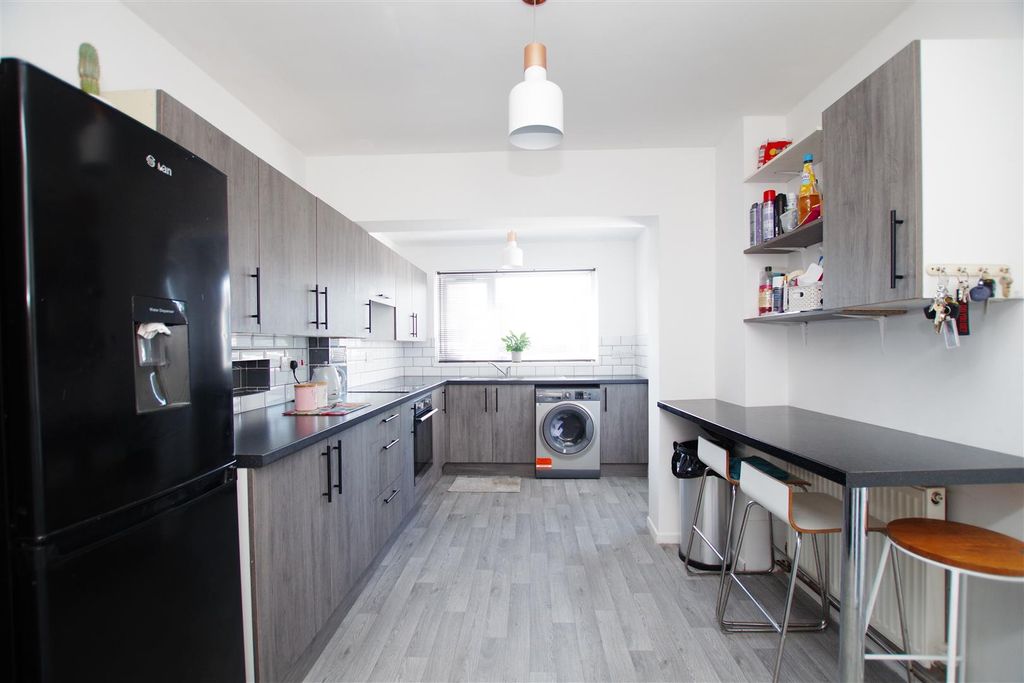 Property photo 3 of 14 Kitchen