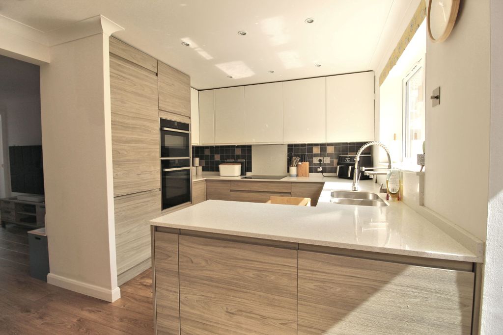 Property photo 2 of 13 Img_3671