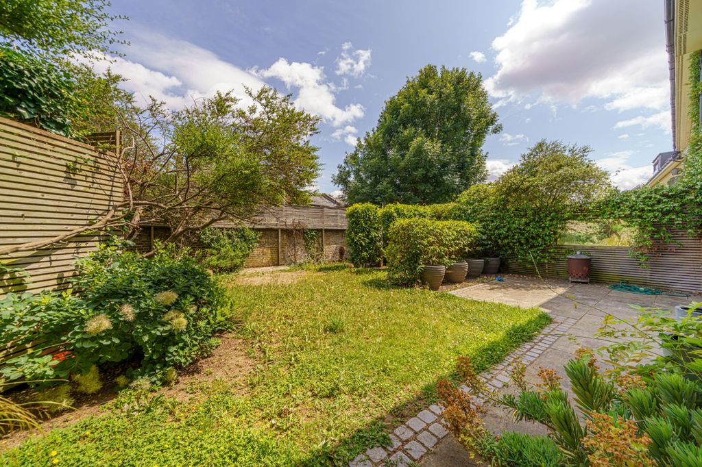 Property photo 2 of 15 Garden Part One