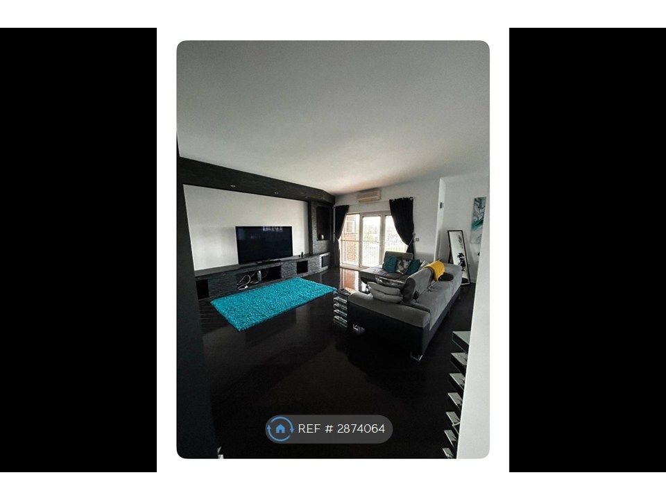 Property photo 2 of 15 Lounge Pic 2