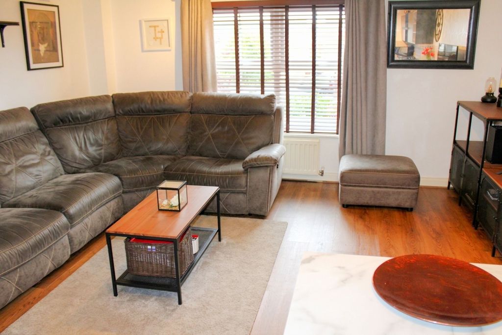 Property photo 2 of 19 Lounge