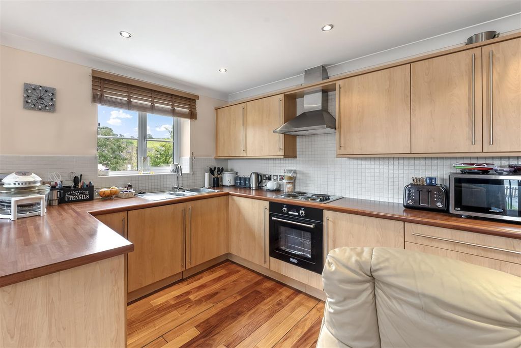 Property photo 3 of 11 Kitchen