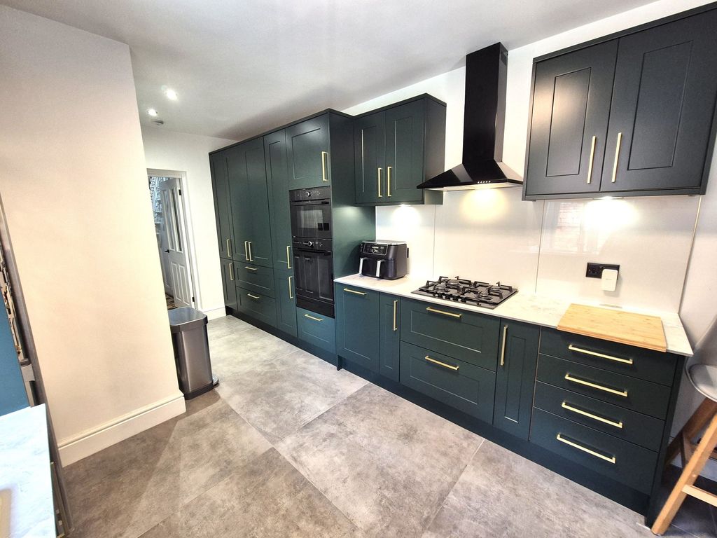 Property photo 2 of 31 Kitchen