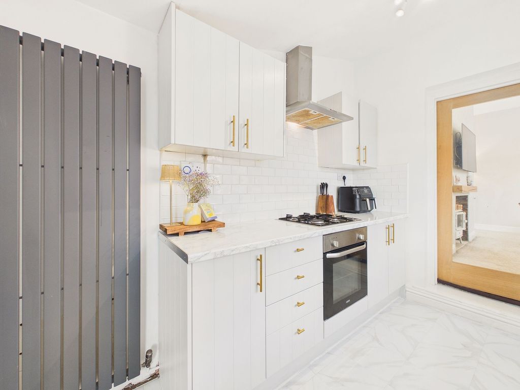 Property photo 3 of 10 Kitchen