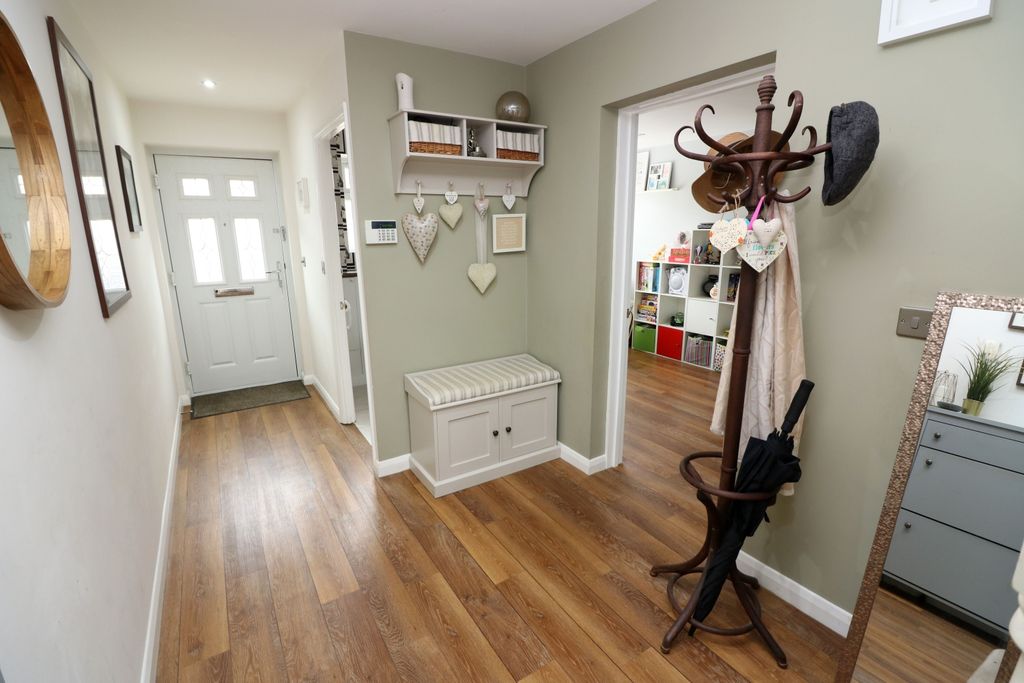 Property photo 2 of 17 Hallway