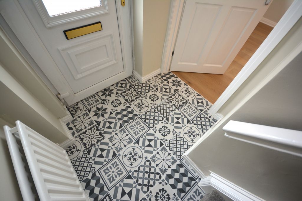 Property photo 2 of 21 Tiled Hall