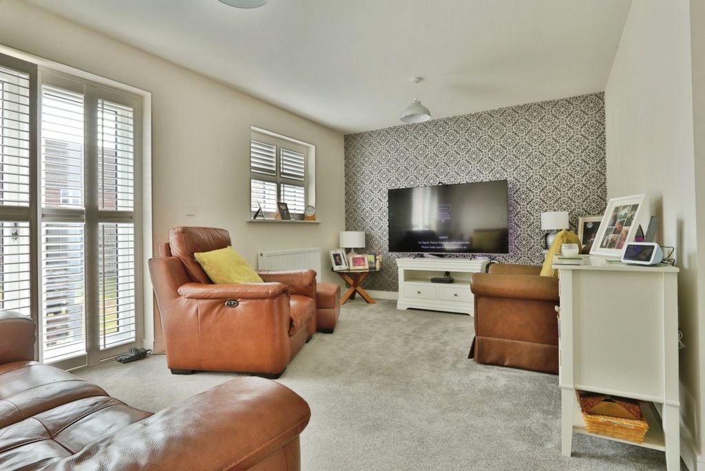 Property photo 2 of 15 4182535