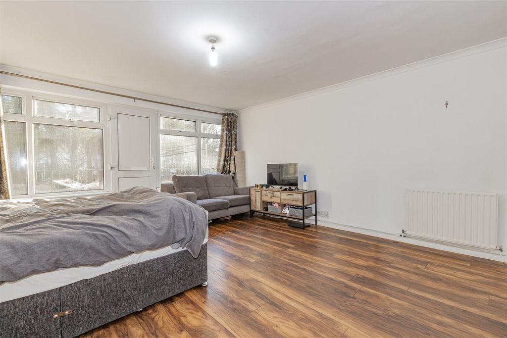 Property photo 3 of 8 Lounge/Bedroom