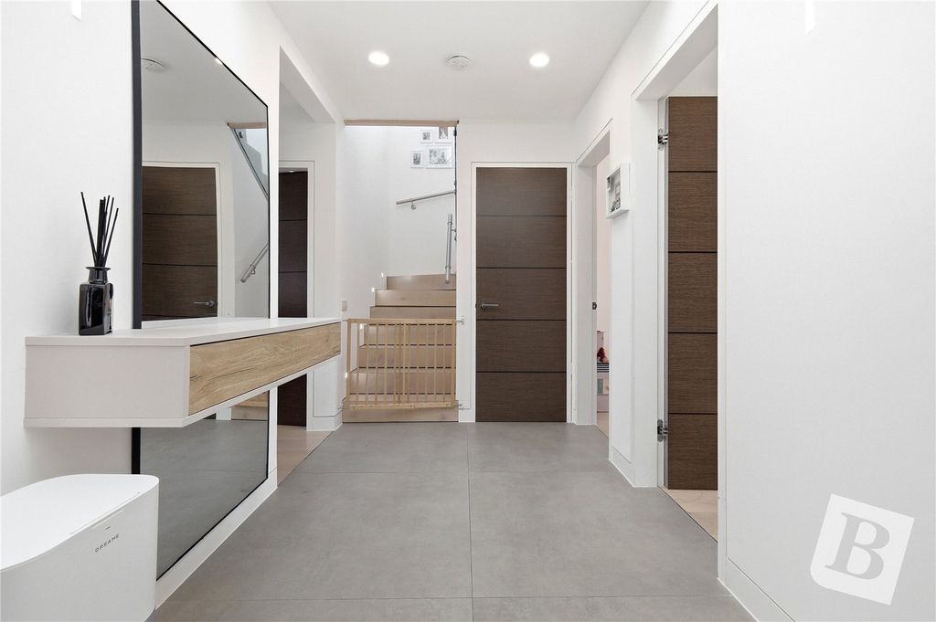 Property photo 3 of 25 Entrance Hall