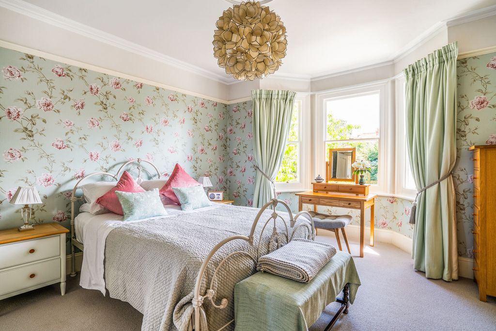 Additional image 7 of 6 bed detached house for saleChurch Avenue, Farnborough GU14