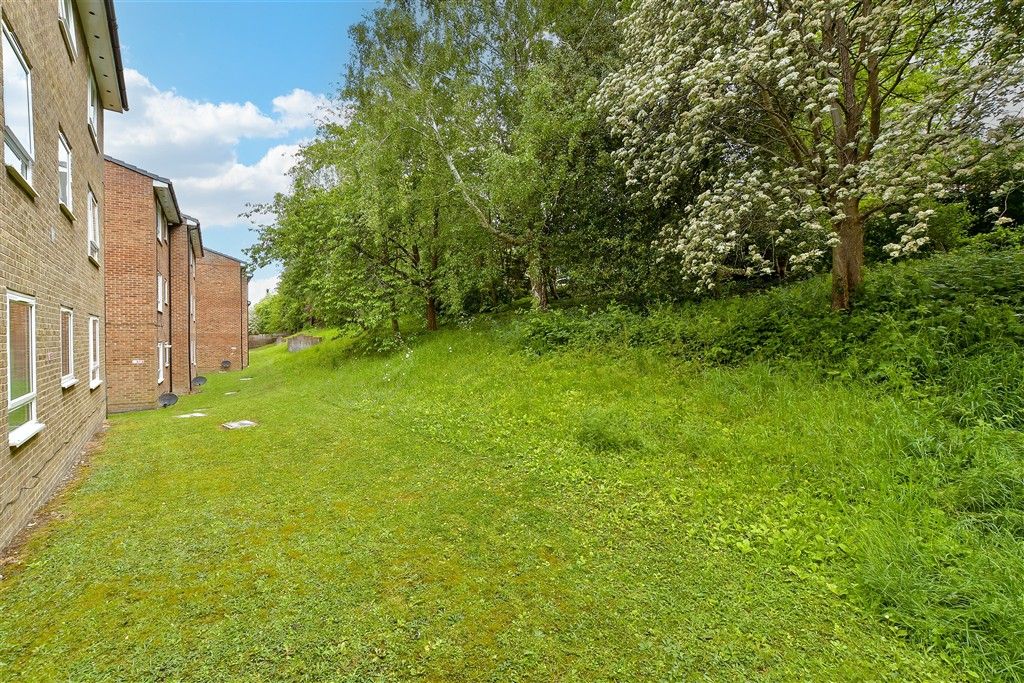 Property photo 2 of 11 Communal Gardens