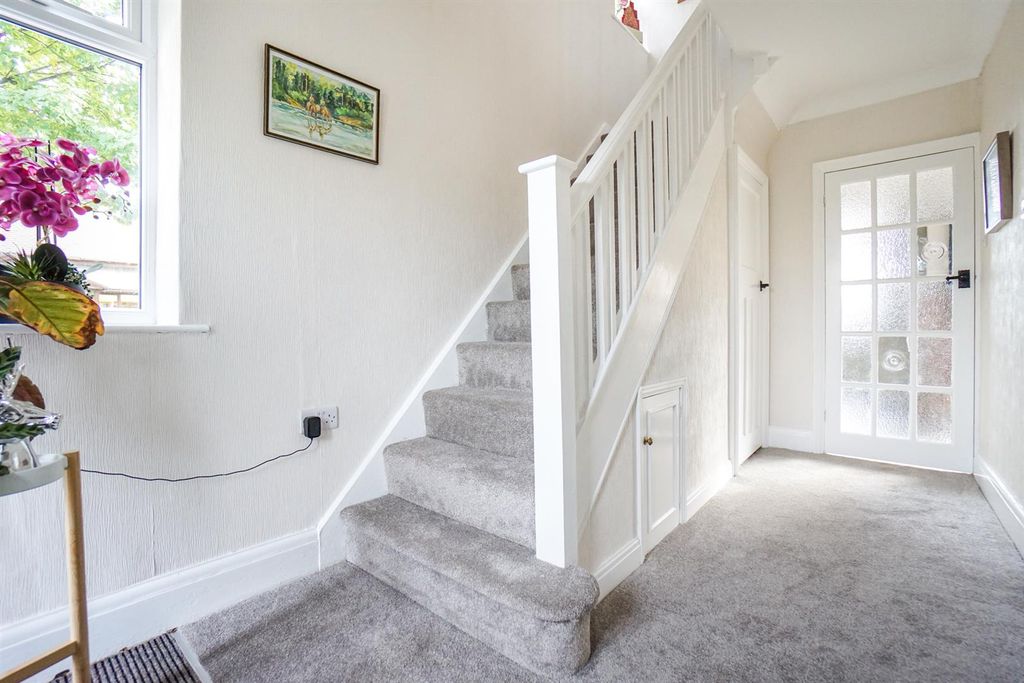 Property photo 3 of 28 Entrance Hallway