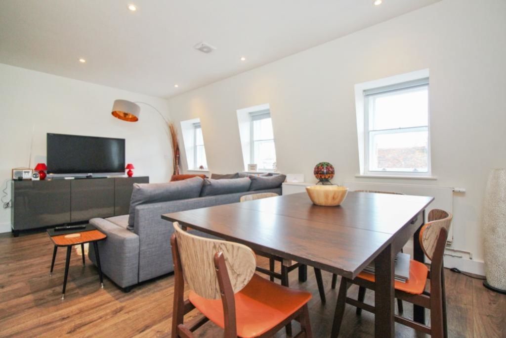 Property photo 2 of 10 Flat North Lane Lounge