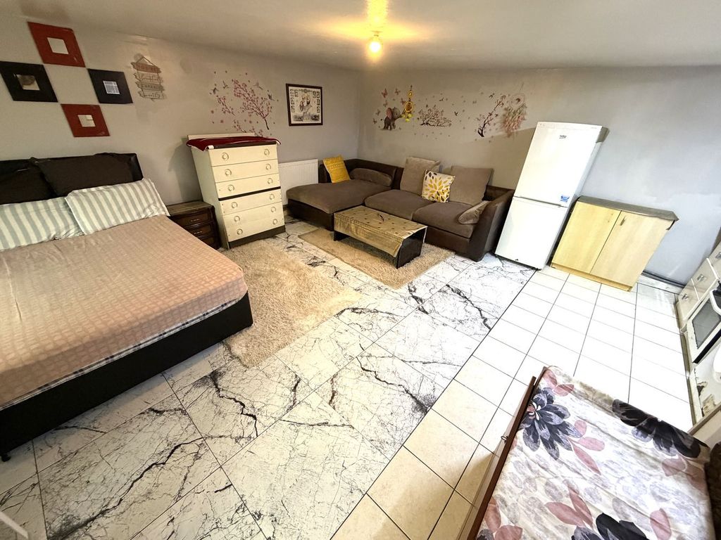 Property photo 3 of 5 Double Room &amp; Kitchen
