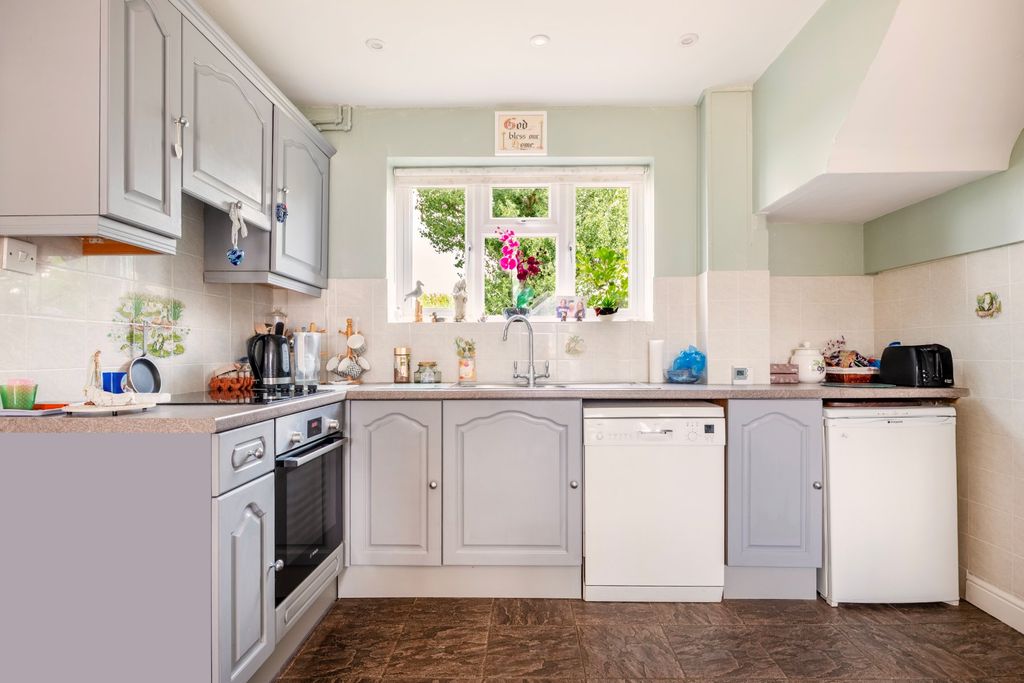 Property photo 2 of 18 Kitchen