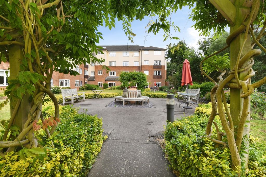 Property photo 2 of 17 Communal Gardens