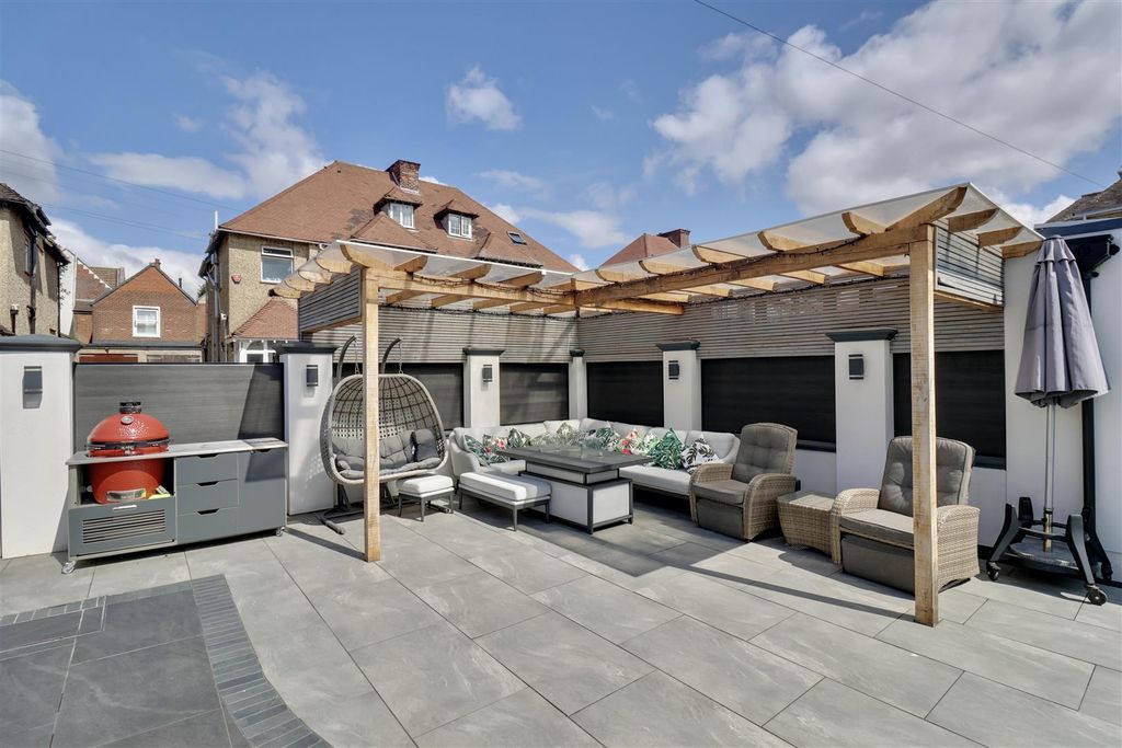 Property photo 2 of 40 B71F5B55-7612-4F94-99Ed-162Abccb8584_1_201_A.Jpeg