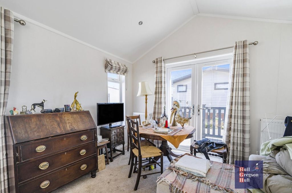 Property photo 2 of 17 d685Fddc-Fe05-45F9-8c68-Cfa96Bea3Be2.Jpg