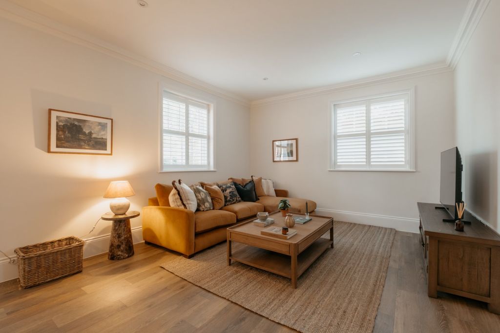 Property photo 3 of 9 Snug