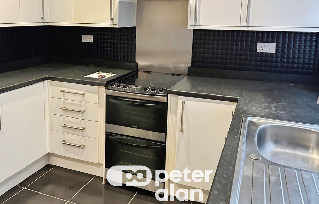 Property photo 2 of 10 Kitchen