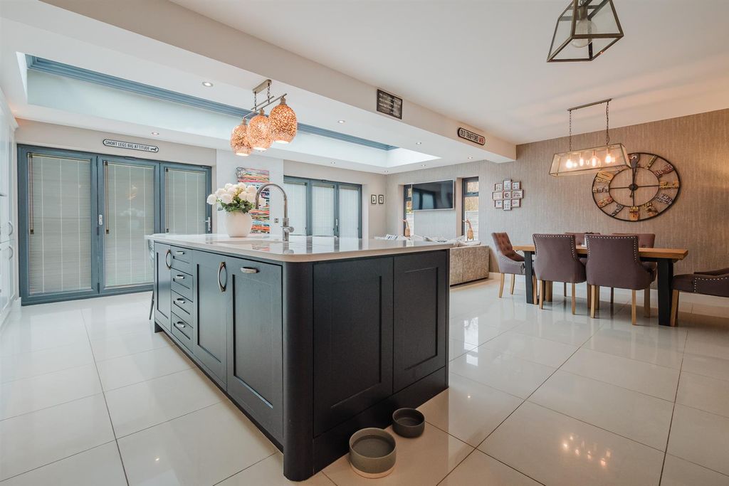 Property photo 3 of 32 Live In Dining Kitchen