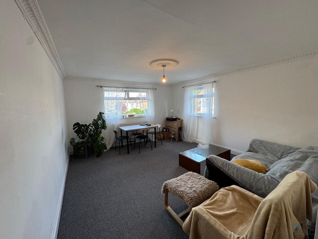 Property photo 1 of 6 Large 2 Bedroom 1st Floor Flat