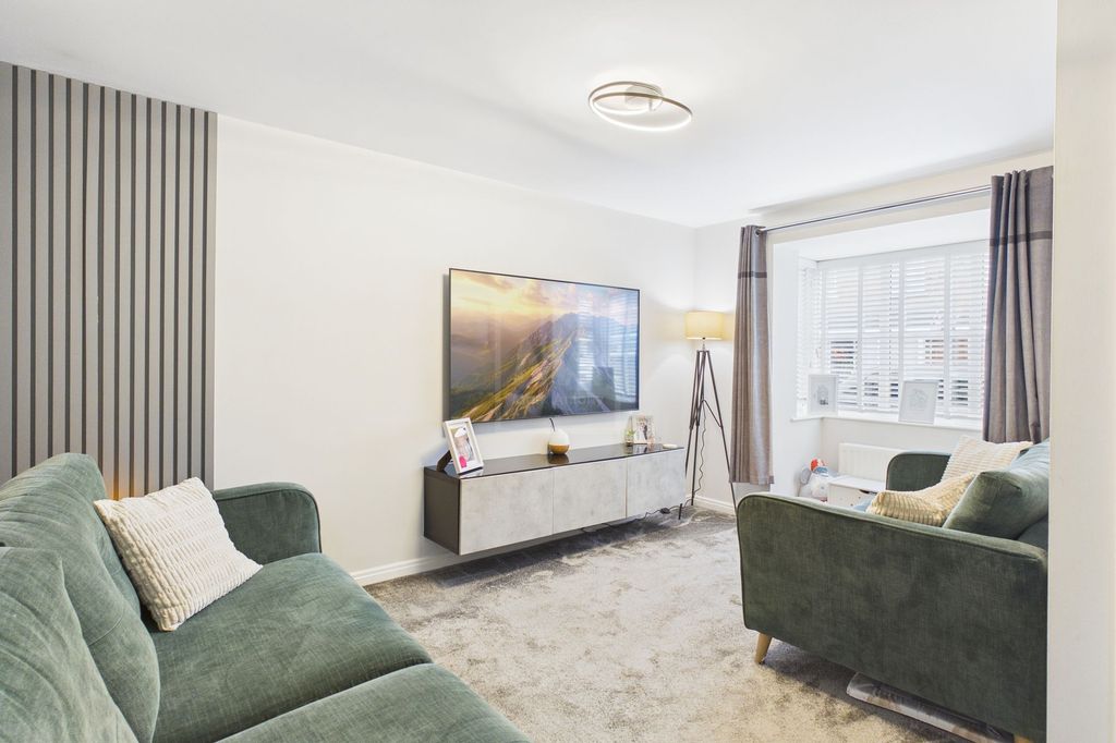 Property photo 3 of 15 Lounge