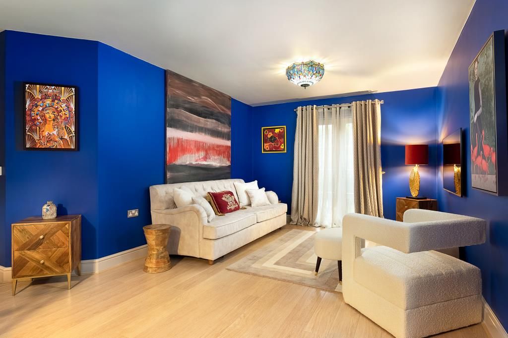 Property photo 3 of 10 Living-Room