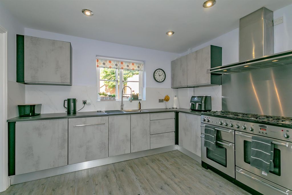 Property photo 3 of 32 Kitchen/Diner