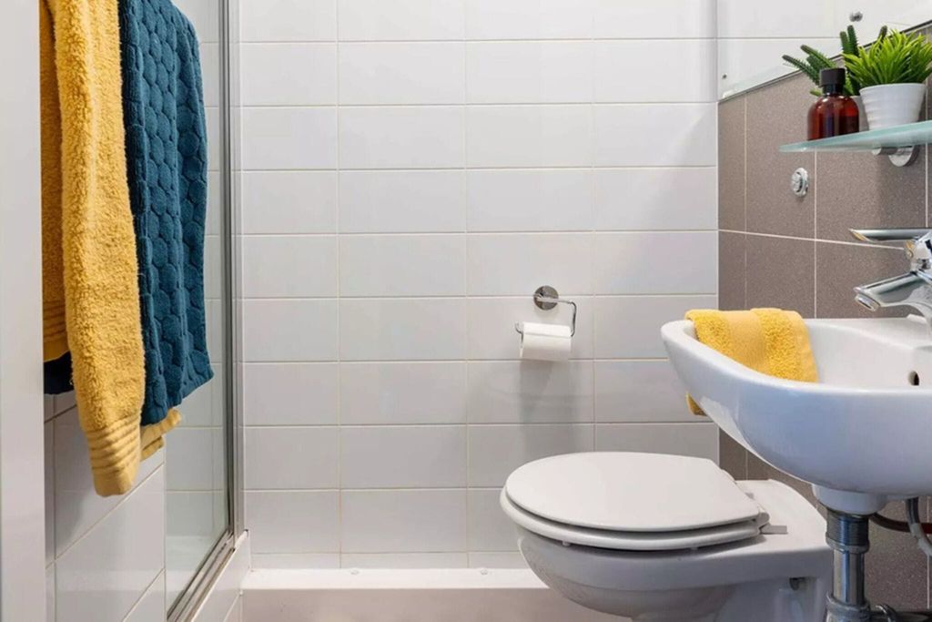 Property photo 3 of 19 Bathroom