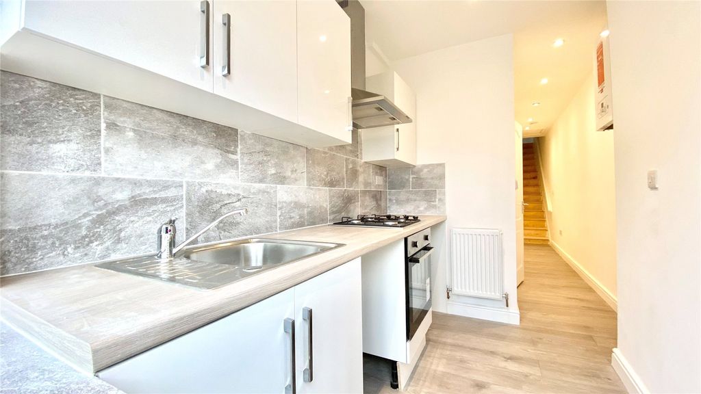 Property photo 3 of 7 Kitchen